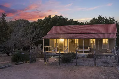 Image de Magnolia Farmhouse at Lost Creek/Hot Tub🍷/Close to Downtown!