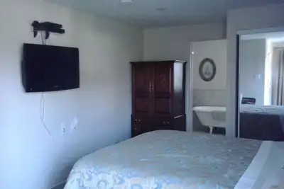 Image de Linden Homestead: Modern Queen Bed B&B suite in Century Farm House