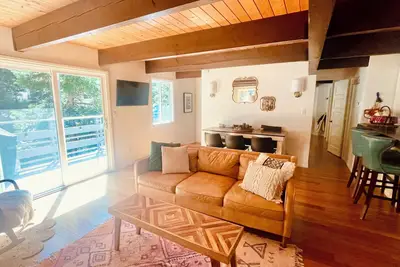 Image de A Forest Getaway, Tri-Level Chalet with fire pit, soaker tub, arcade & privacy