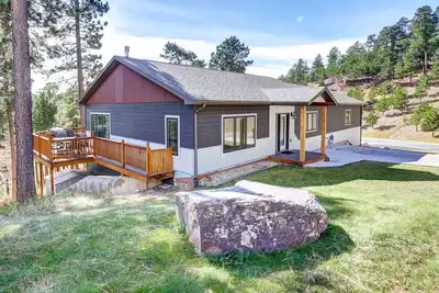 Image de Whispering Pines Retreat -Game Room, Hot tub, 3 King suites!