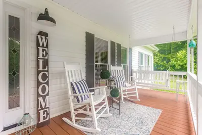 Image de Renovated Farmhouse Close to Downtown & Wineries, Hiking Trails, Sleeps 11