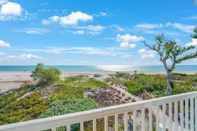 Image de 4 bedroom, 4 bathroom beach front town home