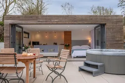 Image de The Garden Room is the perfect romantic retreat for couples seeking an escape