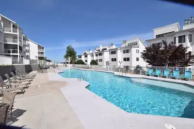 Image de Beautiful Pool / Close to Mall / 2 Bed-2 Bath  Larger Patio-Sleeps 8\nLARGE Pool