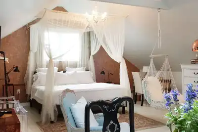 Image de Heavenly Attic suite. Uptown near Universities. Minutes to French Quarter