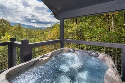 Image de Stunning views, king bed, hot tub, arcade games, privacy.