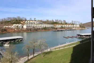 Image de Spacious Lakefront Condo with Private Deck and Direct access to the Lake