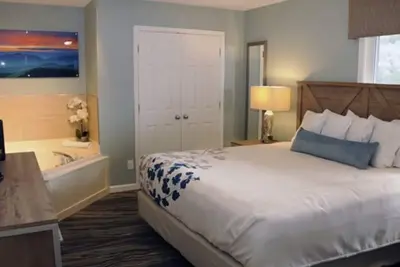 Image de Spacious Condo, With Miles of Trails and Mountains At your Door + Jacuzzi!
