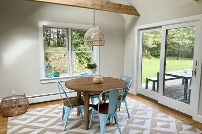 Image de Sandy Hill Cottage- Newly renovated beach retreat, perfect for families