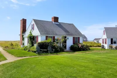 Image de 2bd Beach Point Waterfront Cottage--A\/C, Water Views, Direct Bay Beach Access
