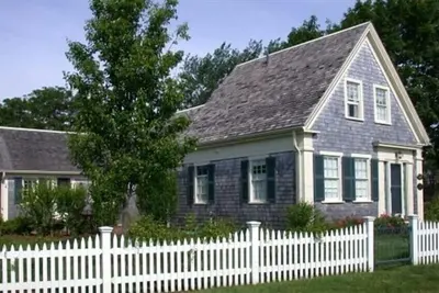 Image de Charming 4 Bedroom Historic Property, Walk To Town And Lighthouse Beach! !