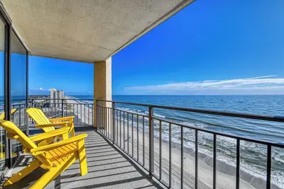 Image de Surfmaster Penthouse D - Trois chambres, trois bains bord de mer condo avec piscine