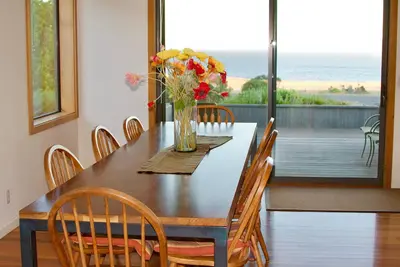 Image de Meadow home featuring blue water ocean views, half a mile from Del Mar Rec