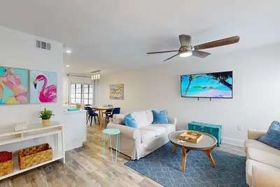 Image de Unique Florida Room. Close to Pool. Walk to Beach, Shops, Restaurants. Beautiful Renovation.