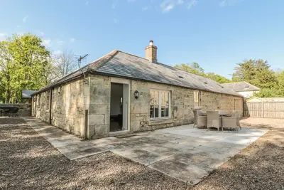 Nursery Cottage, pet friendly, with a garden in Amble