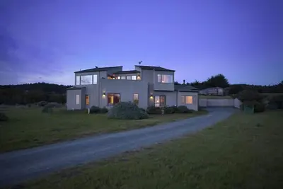 Image de Beautiful decor throughout this 3 Br/3. 5 bath home with dramatic ocean views