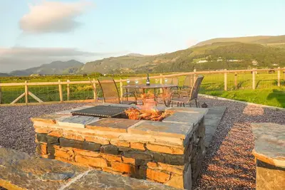 Image de Llarios, country holiday cottage, with a garden in Fairbourne
