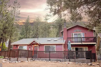Image de 4 Ositos Lodge by Destination Big Bear : Close to Bear Mountain & Golf Course! Hot Tub! Fenced Yard! Foosball!