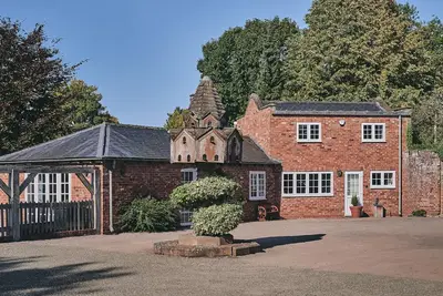 Flock Cottage -  a cottage that sleeps 8 guests  in 4 bedrooms