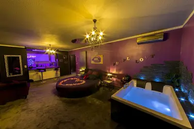 Image de Lieu romantique avec spa, sauna, lit rond pour une nuit à deux
