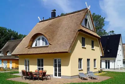 Image de Spacieuse maison au toit de chaume avec beaucoup de confort sur un grand terrain en périphérie