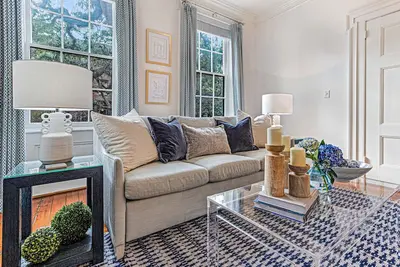 Image de Luxurious Retreat on Jones Street with Courtyard + Parking by Lucky Savannah