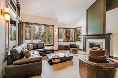 Image de Open, Family-Friendly Home w/ a Private Hot Tub, Free WiFi, & a Gas Fireplace