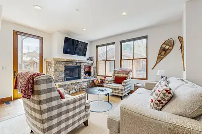 Image de Stylish creekside condo fireplace & washer/dryer - walk to downtown