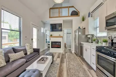 Image de The Haven @ Water 65 - Tiny Home walk to Downtown