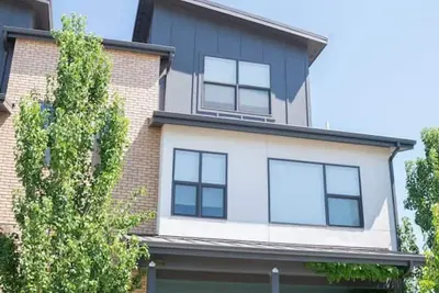 Image de Chic Indigo Digs : 3 Br, Cool Kitchen, Zen Patio!