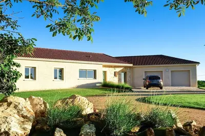 Image de Grande maison contemporaine à la campagne avec piscine privée