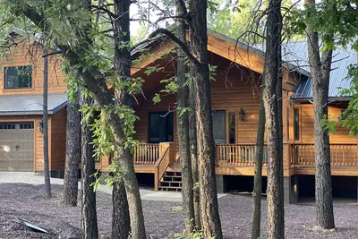 Image de Winter is here! Come and get cozy at our cabin in the woods!