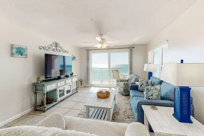 Image de Dreamy island escape with beach access, pool & furnished balcony