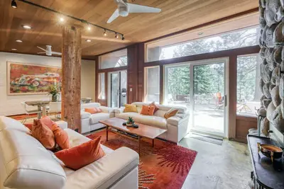 Image de LÉGENDAIRE Squaw Home Accueille jusqu'à 20 personnes!