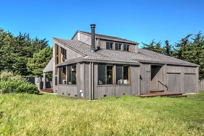 Image de Designed as a family retreat within close proximity to Shell Beach