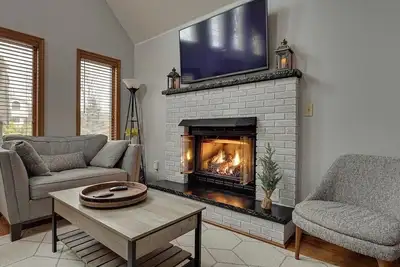 Image de The Light Forest Chalet- minutes to beach, skiing and more!