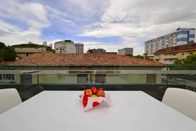 Image de Appartement de vacances avec climatisation, internet, balcon et piscine