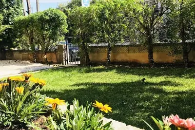 Image de Maison avec jardin près de la plage et du centre-ville.