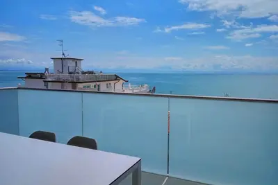 Image de Appartement de vacances avec balcon et vue panoramique sur la mer