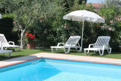Image de Appartement de vacances avec une piscine extérieure et une connexion Wi-Fi