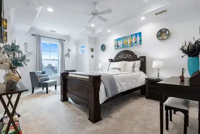 Oceanfront Charm: Beach & Dining in the Vibe Zone!