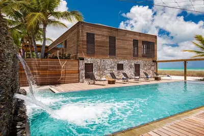 Image de Stunning 8-bdr Beachfront Villa at Thompson Cove - Fully Staffed