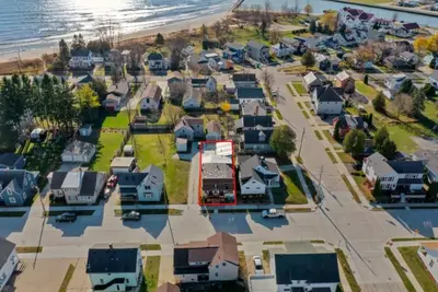 Image de Fresh Coast Bar- Sleeps 12. 2 Blocks to Lake Michigan. Perfect for events!