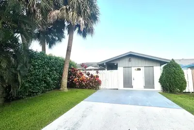 Entire centrally located spacious 3bd2bth sleep 6, close to shopping and beaches