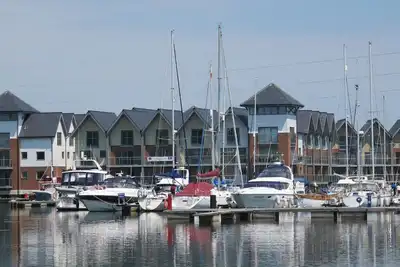 Image de Imposante et unique maison de bord de l'eau marina en milieu rural, à proximité des commodités