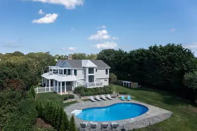 Image de Sprawling Waterviews- Spacious Luxury Designer Home- Pool