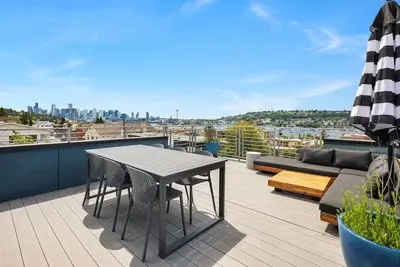 Image de Moderne 5 Histoire Maison de ville avec une vue panoramique sur le toit et privé!