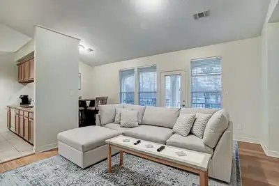 Image de Luxury vacation Kemah, Tx condo. Bars and restaurants within walking distance.