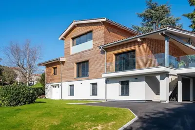 Image de Les Muriers - Belle maison moderne bardée de bois