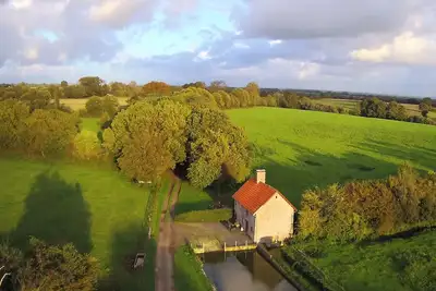 Image de Maison de campagne avec étang, terrasse privée et équipements modernes, idéale pour pêcheurs et familles